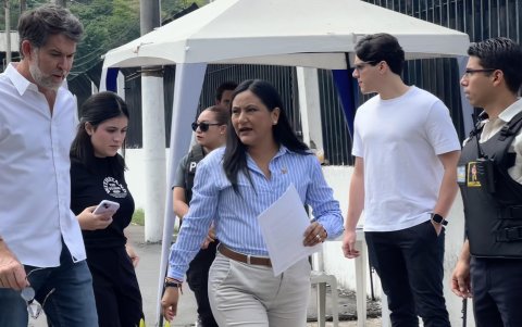 El binomio presidencial por el movimiento CREO llegó a las 10:30 a la delegación provincial de Guayas del Concejo.