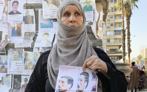 La madre de un desaparecido muestra una foto de su hijo, aún en paradero desconocido un mes después del derrocamiento del régimen sirio, este 7 de enero de 2025 en Damasco.