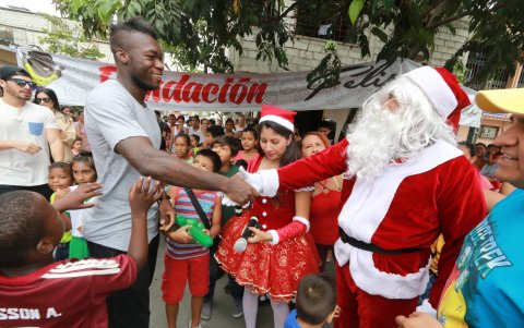Felipe saluda a Papá Noel, en el Guasmo. Cuando el delantero era ‘pelado’, este personaje ni se aparecía.