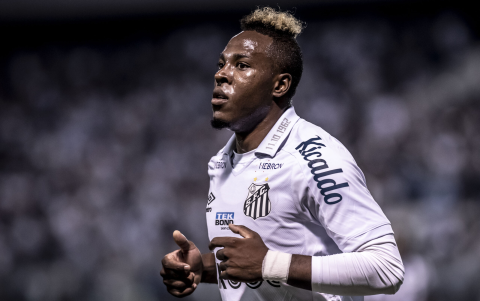 Jhojan Julio jugó en Santos de Brasil en la temporada 2022