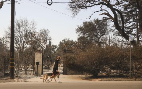 Una persona camina junto a los restos de una casa que fue destruida por el incendio forestal de Eaton en Altadena, California, EE. UU., el 9 de enero de 2025.