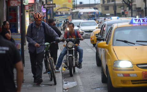 Los guayaquileños usan la bicicleta para evitar los atascos y los buses repletos de usuarios, pero al llegar a las calles les toca lidiar con la falta de espacio y respeto para desplazarse.