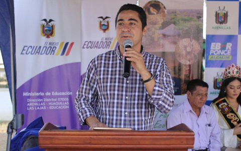 Fotografía tomada de la red social Facebook de la Alcaldía de Arenillas donde se observa al alcalde de Arenillas, Eber Ponce, durante un evento.