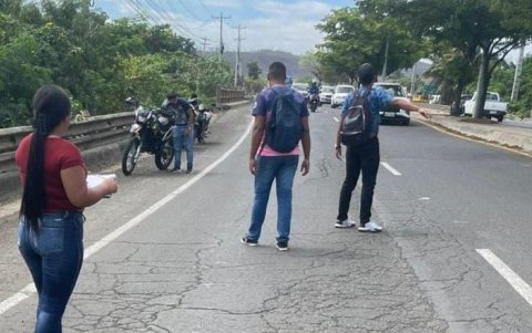 El gobierno de Noboa ya tiene en marcha el mecanismo Jóvenes en Acción que entrega $400 mensuales a jóvenes con ciertas características.