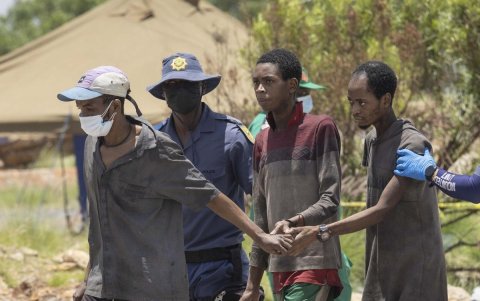 Mineros emancipados son rescatados de las profundidades durante la operación de rescate oficial en un pozo de una mina de oro