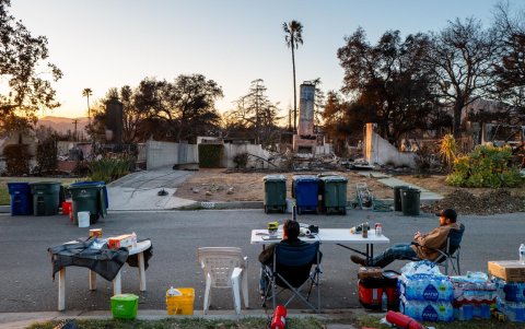 La familia Zumalt se sienta afuera de su residencia el 15 de enero de 2025 en Altadena, California.