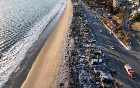 Una vista aérea de casas junto a la playa destruidas por el incendio de Palisades a lo largo de la Pacific Coast Highway.