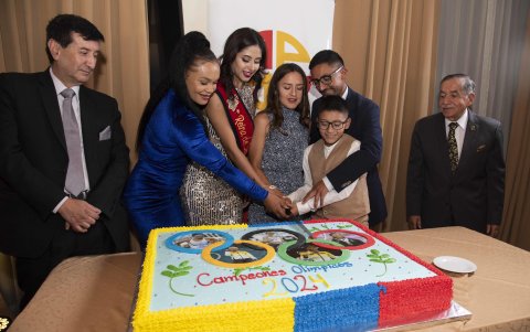 Neisi, Glenda Morejón, Pintado con su hijo y la reina de Quito partieron el pastel de los campeones.