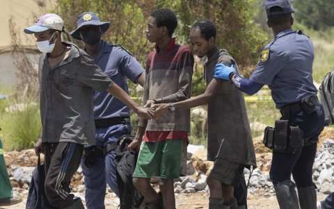 Stilfontein. Policias aseguran el sitio durante la misión de rescate.