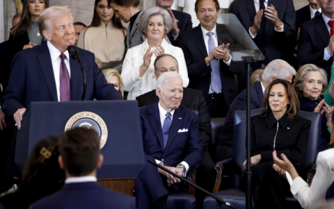 El expresidente estadounidense Joe Biden (2-D) y la exvicepresidenta estadounidense Kamala Harris (D) escuchan mientras el presidente estadounidense Donald Trump (I) pronuncia un discurso tras ser juramentado como el 47º presidente de Estados Unidos.