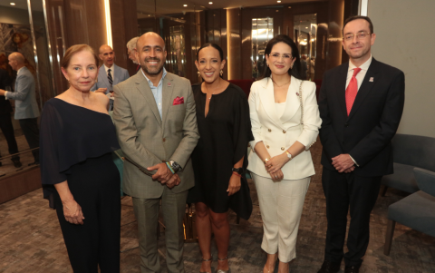 Carla de Ortega, Isidro Fierro, María del Carmen Alvarado, Pamela Aguirre y Pablo Alarcón.