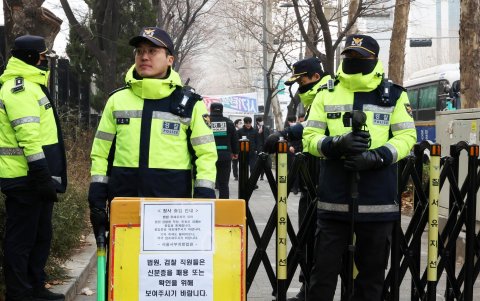 La policía hace guardia a la entrada del Tribunal en Seúl, un día después de que los seguidores del presidente arrestado, Yoon Suk-yeol, asaltaran el tribunal y vandalizaran sus instalaciones.