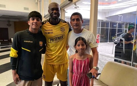 Juan Carlos Muñoz y sus hijos consiguieron la anhelada foto con Felipe Caicedo.