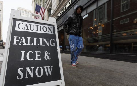 Un peatón pasa junto a un cartel que dice 