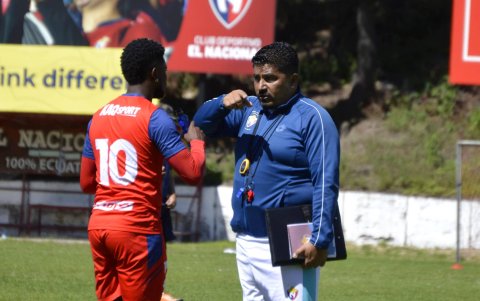 El técnico Omar Asad (d) inicia su ciclo con los puros criollos.