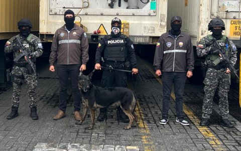 'Jumper' junto a otros agentes policiales.