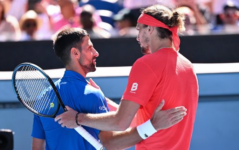 Novak Djokovic (i) junto a Alexander Zverev tras retirarse del Australian Open