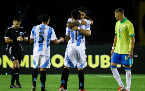 Argentina goleó a Brasil en la primera fecha del grupo B.