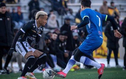 Byron Castillo (i), lateral izquierdo del Barcelona, va a disputar un balón durante la fría tarde en la ciudad de Paterson.