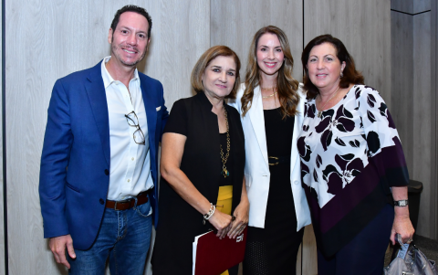 Benjamín Rosales, Ana de Dahik, Ivy Seminario y María Eugenia Peña de Rosales.