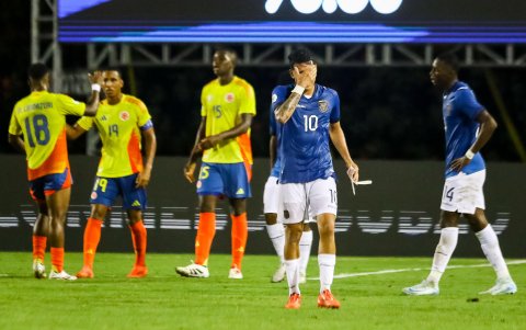 Kendry Páez (c) se toma el rostro e la derrota de la Tri contra Colombia