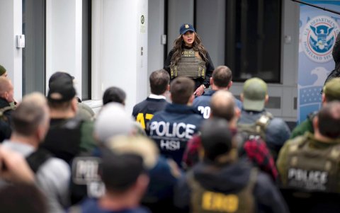 La secretaria de Seguridad Nacional, Kristi Noem, hablando con agentes del Servicio de Control de Inmigración y Aduanas (ICE) durante un operativo, en Nueva York (EE.UU.).