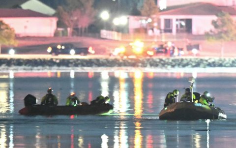 Los equipos de rescate buscan intensamente sobrevivientes en el río Potomac, Washington.