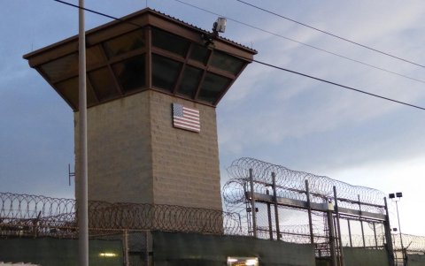 La puerta principal de la prisión de Guantánamo en la Base Naval de Guantánamo de EE. UU. en la Base de Guantánamo, Cuba.