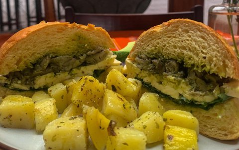 Sánduche de hongos ostra con queso y pesto de albahaca, espinaca y perejil.