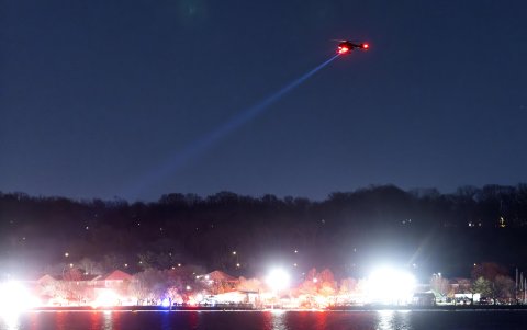 Los equipos de rescate buscan en el río Potomac después de que un avión comercial colisionara con un helicóptero militar en la aproximación al aeropuerto nacional Ronald Reagan de Washington.