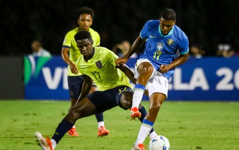 Bruno Caicedo de Ecuador disputa un balón con Gustavo Prado de Brasil en el Sudamericano sub 20.