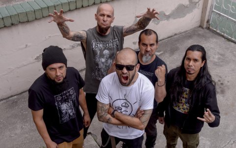 Igor junto a sus compañeros de Ente después de uno de sus ensayos en El Inca.