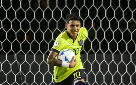 Kendry Páez de Ecuador celebra un gol en el Sudamericano sub-20  ante Brasil.