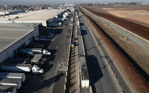 Varios camiones se dirigen a cruzar a Estados Unidos en el puerto comercial de Otay en Tijuana, estado de Baja California, México, el 31 de enero de 2025.