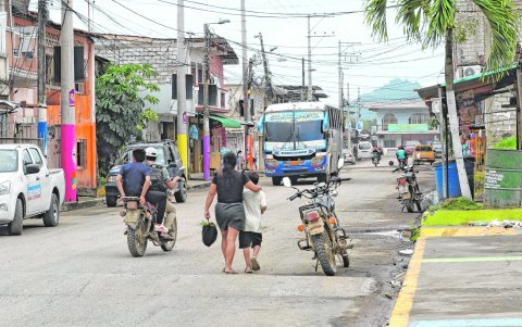 Habitantes caminan con miedo entre motocicletas sin placa