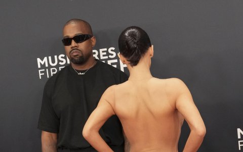 Kayne West (I) y Bianca Censori posan en la alfombra roja de los Premios Grammy 2025.