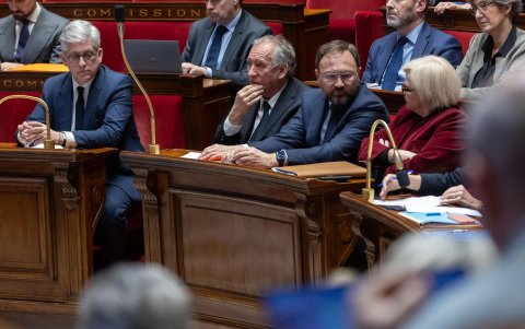 Francois Bayrou, mientras asiste a una sesión de la Asamblea Nacional para votar sobre el presupuesto estatal y el presupuesto de la Seguridad Social en París.