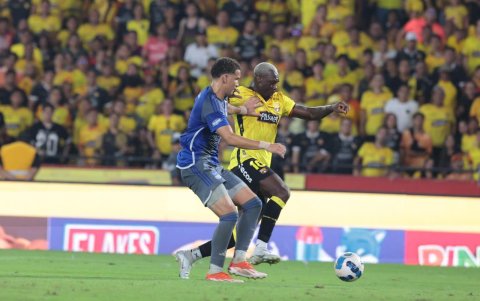 Felipe Caicedo (d) debutó con la camiseta torera en el Clásico del Astillero del sábado 1 de febrero, en la Noche Amarilla del Barcelona SC.