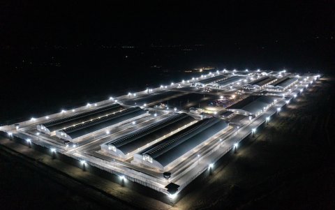 La prisión, rodeada de enormes muros de concreto, está diseñada para 40.000 detenidos.