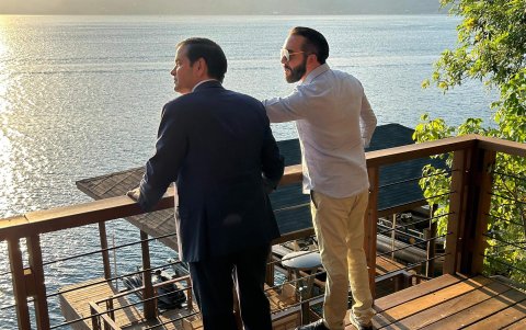 El secretario de Estado de Estados Unidos, Marco Rubio (d), conversa conel presidente de El Salvador, Nayib Bukele, este lunes en El Congo (El Salvador).
