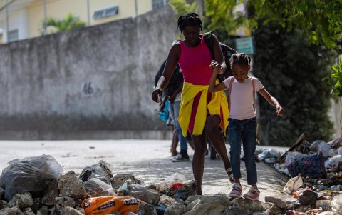 Personas caminan por una calle bloqueada este lunes, en Kenscoff (Haití).