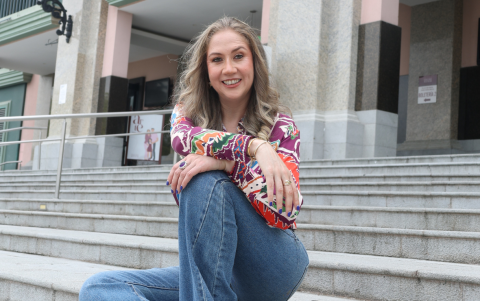 Fabiola Pazmiño en los exteriores del Teatro Sánchez Aguilar.