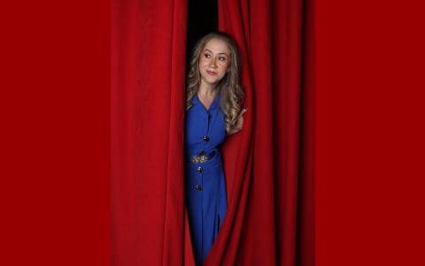 Fabiola Pazmiño entre el telón.