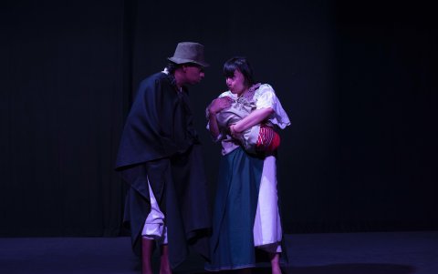 La obra narra la historia de un grupo de indígenas que vive en una hacienda a inicios del siglo veinte, en deplorables condiciones.