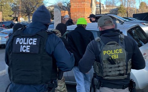 Foto del Servicio de Inmigración y Control de Aduanas de EE.UU. (ICE) donde aparecen agentes durante el arresto de uno de los miembros de la pandilla Tren de Aragua en Aurora, Colorado.