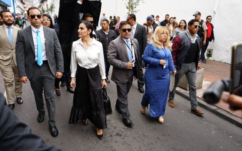 La jueza Nubia Vera acompañó a la vicepresidenta Verónica Abad a constatar el cumplimiento de su sentencia y su ingreso a la Vicepresidencia.