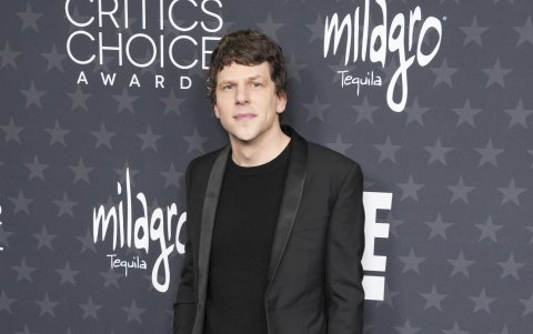 Jesse Eisenberg asistió al evento por la película 'Un dolor real'