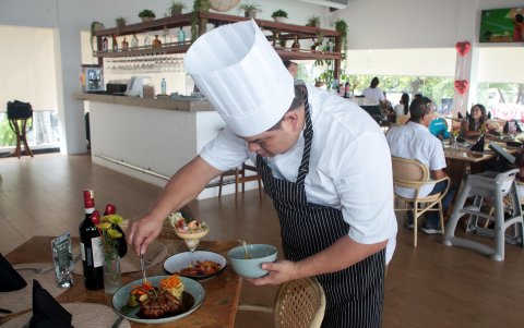 El chef, Julio Herrera, en el restaurante Manuela, en el Yacht Club, en el Malecón.