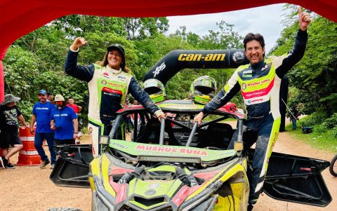 Mimi Barona y Sebastián Guayasamín tras finalizar la prueba de rally.