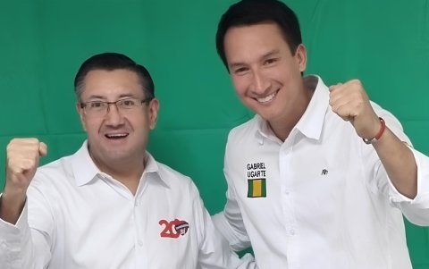 Gabriel Ugarte junto a Iván Saquicela, candidato presidencial de Democracia Sí.